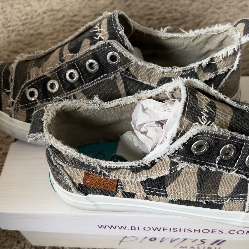 Pre Owned Blowfish Play Natural Camo Sneakers size 8 1/2 M - In original Box